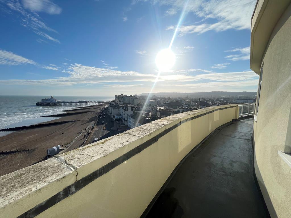 Lot: 131 - PENTHOUSE FLAT WITH STUNNING VIEWS OF SEAFRONT AND SURROUNDING COUNTRYSIDE - Balcony with panoramic views